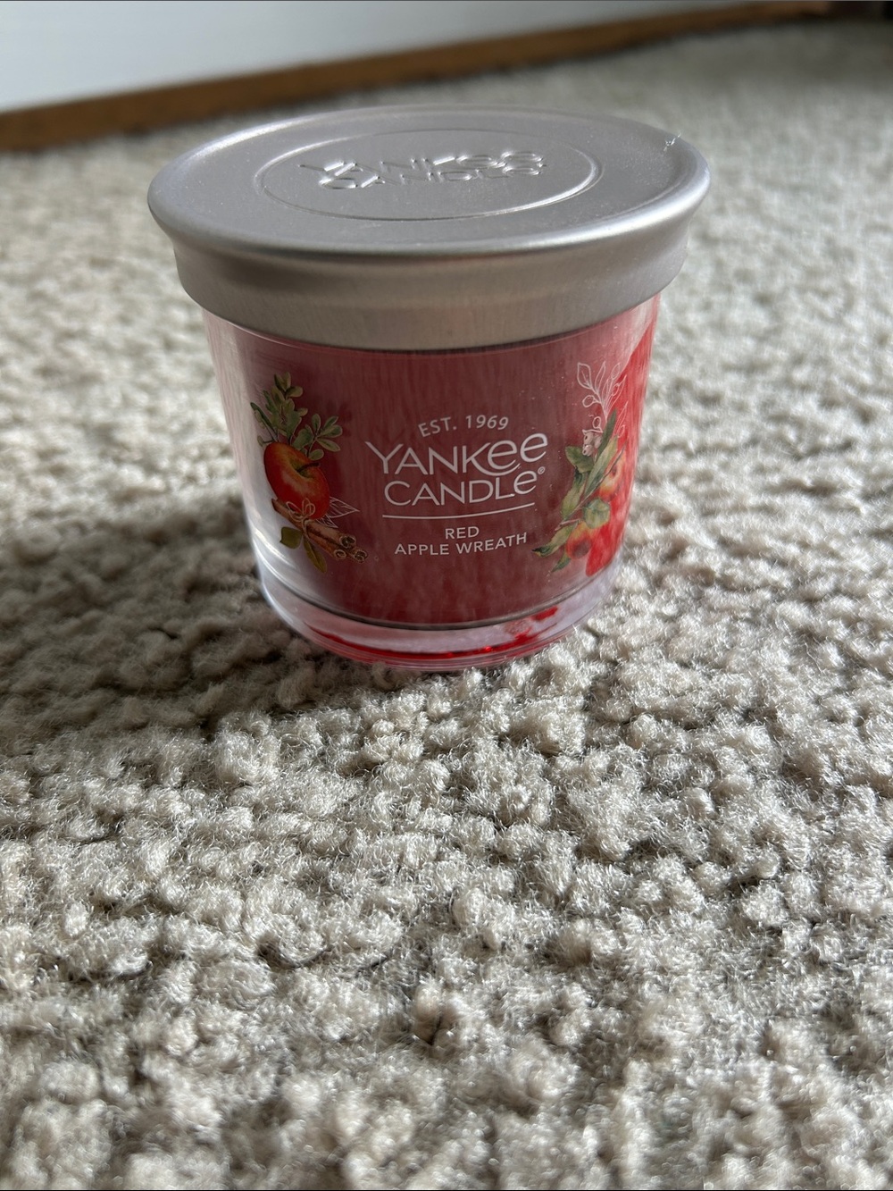 Yankee Candle Red Apple Wreath Small Jar with Silver Lid